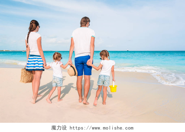 一家人在海边度假照片上是快乐的家人在海滩上玩得开心的照片。夏季生活方式